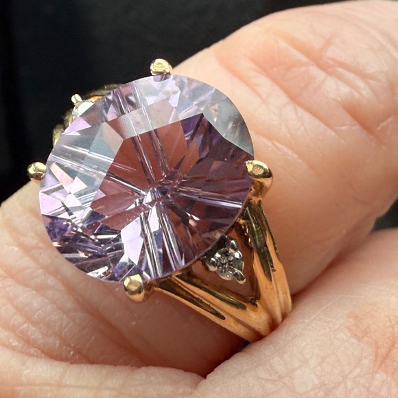 Sparkly 14 karat Gold and Amethyst Gemstone Ring - Picture 6 of 7
